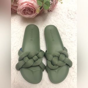 Rothy’s the bubble slide